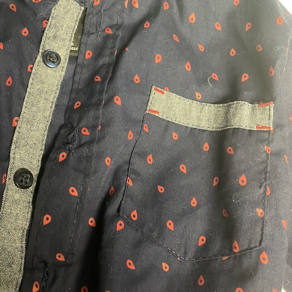Button down - Picture 2 of 3